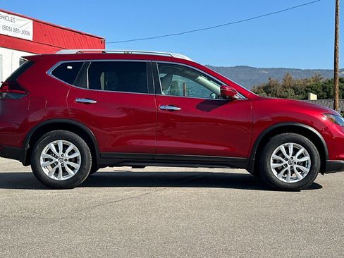 Used 2018 Nissan Rogue SV w/ Premium Package FWD image 3