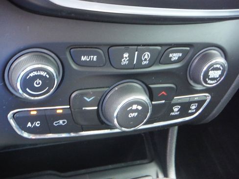 Used 2019 Jeep Cherokee Latitude Plus w/ Cold Weather Group AWD/4WD image 23