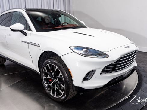 Used 2021 Aston Martin DBX image 2