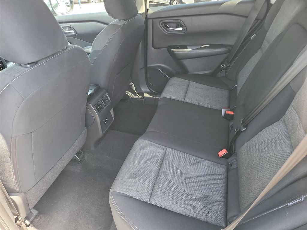 Used 2024 Nissan Rogue SV AWD/4WD image 16