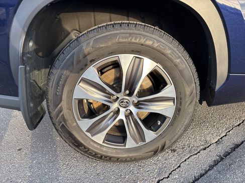 Used 2021 Toyota Highlander XLE image 12