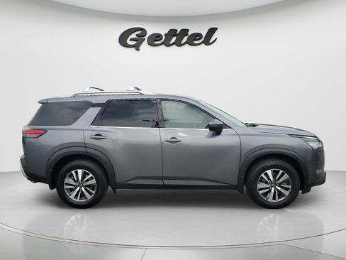 Used 2024 Nissan Pathfinder SL w/ Black Appearance Package FWD image 4