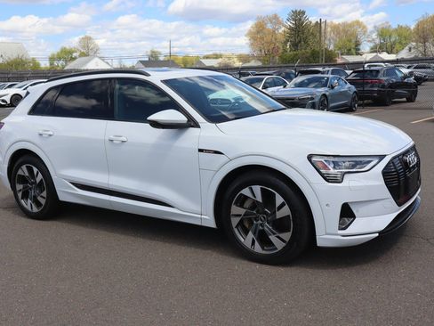 Used 2022 Audi e-tron Premium w/ Convenience Plus Package AWD/4WD image 3