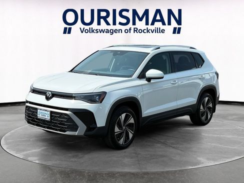 Used 2025 Volkswagen Taos SE w/ Panoramic Sunroof Package AWD/4WD image 2