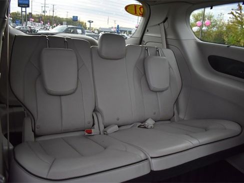 Used 2021 Chrysler Pacifica Limited image 16