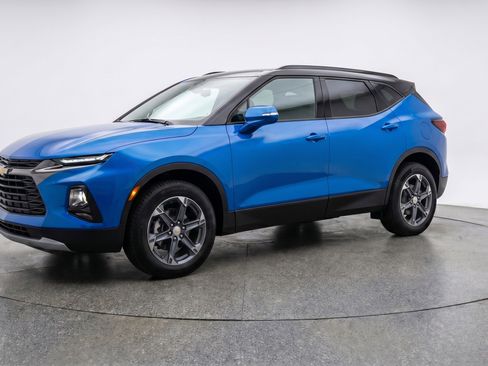 Used 2025 Chevrolet Blazer LT FWD image 3