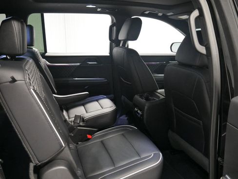 Used 2024 GMC Acadia Denali image 18