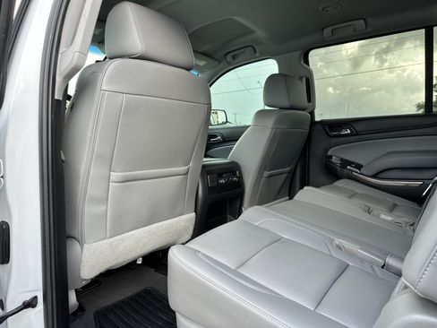 Certified 2019 Chevrolet Suburban LT RWD image 17