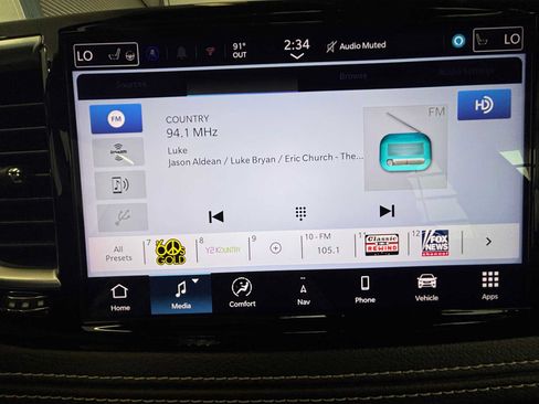 Used 2025 Chrysler Pacifica Limited AWD/4WD image 28