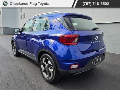 Used 2024 Hyundai Venue SEL FWD image 3