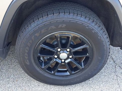 Used 2019 Jeep Grand Cherokee Laredo image 26