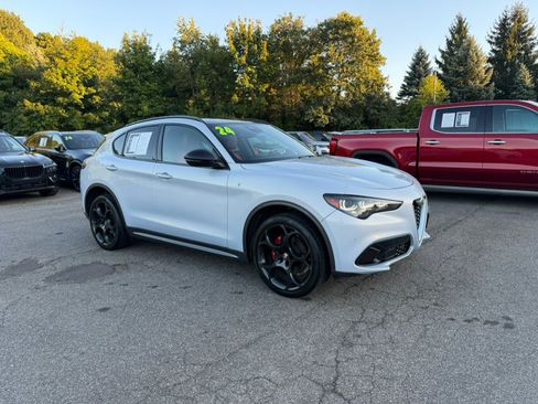 Used 2024 Alfa Romeo Stelvio Ti w/ Performance Driving Package AWD/4WD image 8