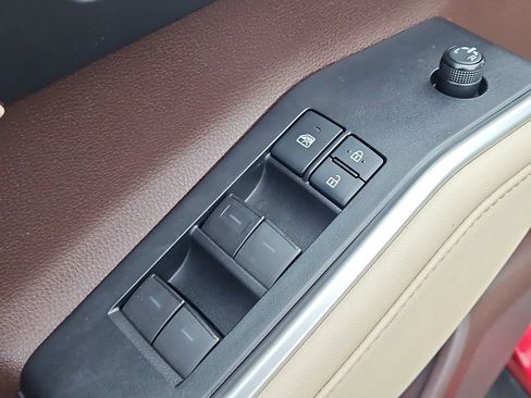 Used 2020 Toyota Highlander XLE image 29