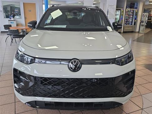 New 2026 Volkswagen Tiguan SE R-Line image 2