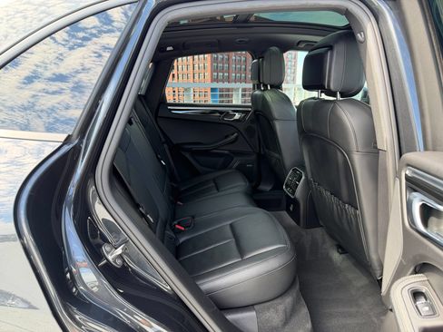 Used 2018 Porsche Macan Sport Edition AWD/4WD image 27