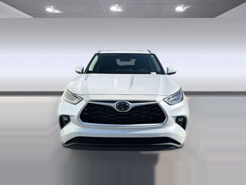Certified 2025 Toyota Highlander XLE FWD image 6