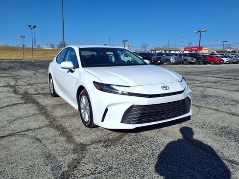 Used 2025 Toyota Camry LE image 4