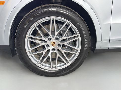 Certified 2026 Porsche Cayenne AWD/4WD image 10