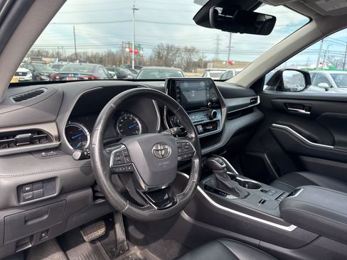 Used 2021 Toyota Highlander XLE image 13