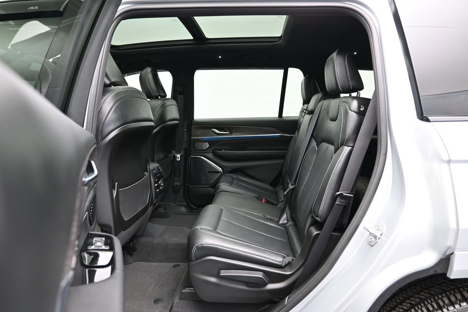 Used 2022 Jeep Grand Cherokee L Overland AWD/4WD image 11