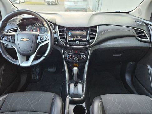 Used 2020 Chevrolet Trax LT w/ LT Convenience Package image 14
