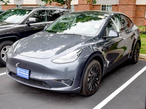Used 2023 Tesla Model Y AWD image 1