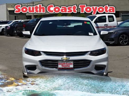 Used 2017 Chevrolet Malibu LT FWD image 3