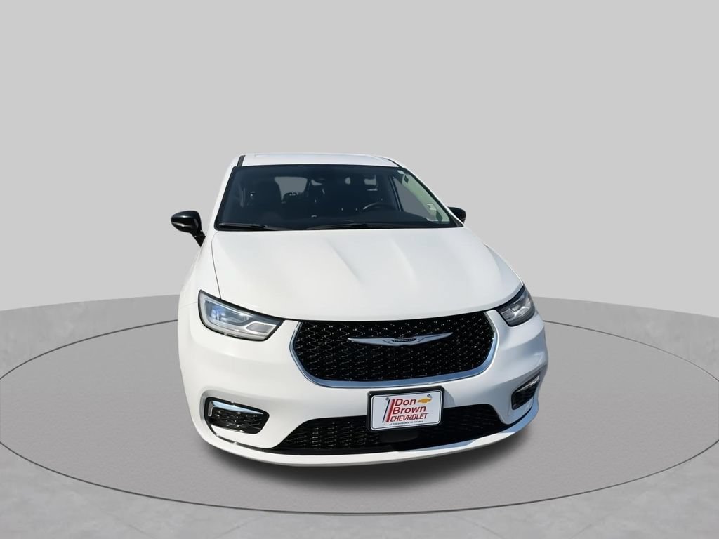Used 2024 Chrysler Pacifica Touring-L FWD image 3