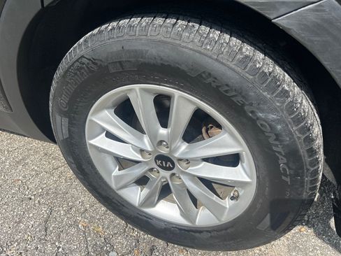 Used 2020 Kia Sorento LX FWD image 24