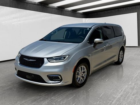 Used 2023 Chrysler Pacifica Touring-L FWD image 1