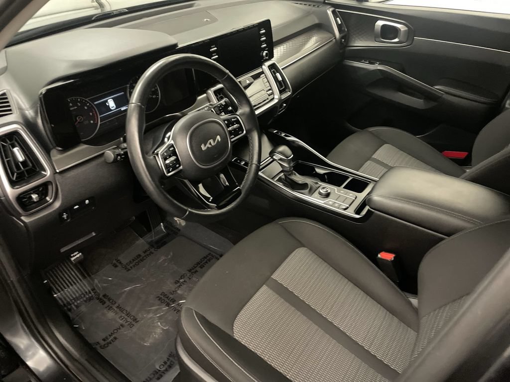 Used 2023 Kia Sorento LX AWD/4WD image 4