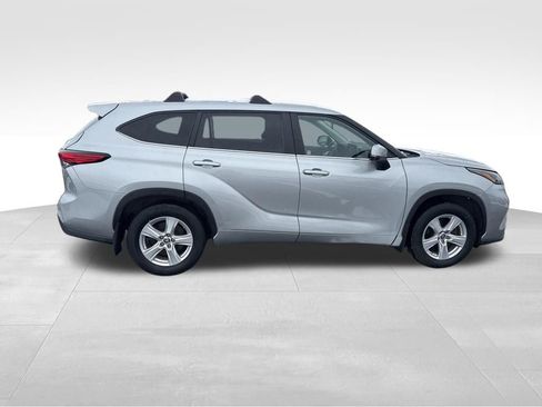 Used 2023 Toyota Highlander LE image 6