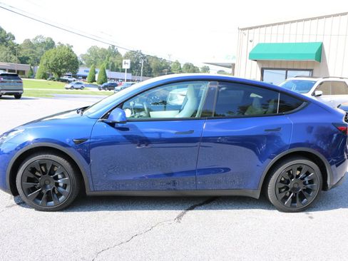 Used 2022 Tesla Model Y Long Range AWD/4WD image 2