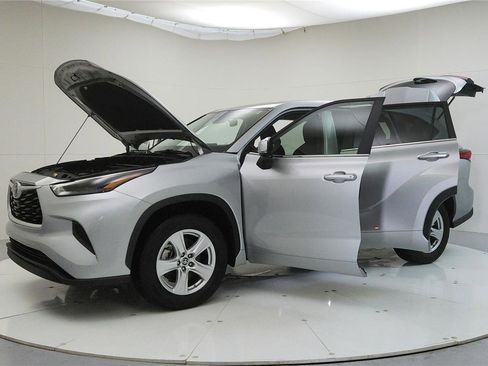Used 2023 Toyota Highlander L image 10