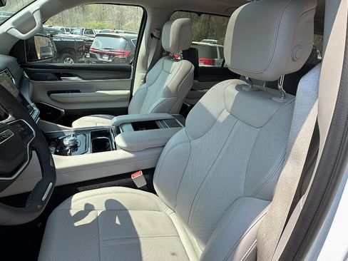 Used 2024 Jeep Wagoneer L Series III w/ Premium Group I image 17