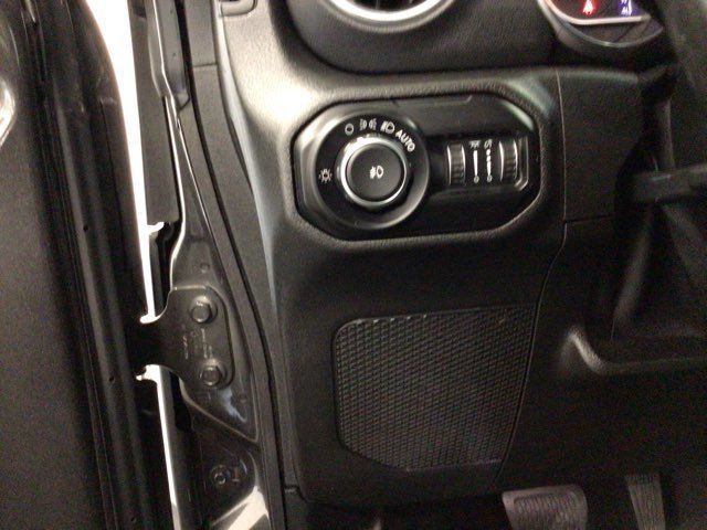 Used 2018 Jeep Wrangler Unlimited Sahara AWD/4WD image 15