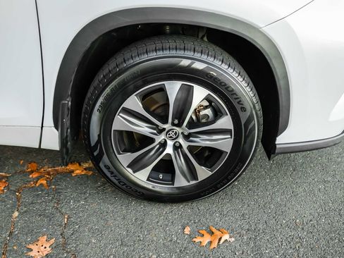 Certified 2023 Toyota Highlander XLE image 8