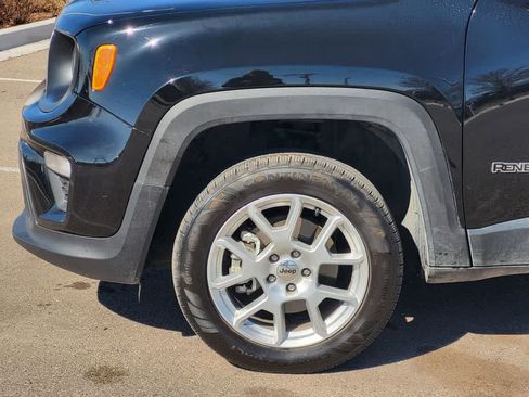 Used 2023 Jeep Renegade Latitude AWD/4WD image 9