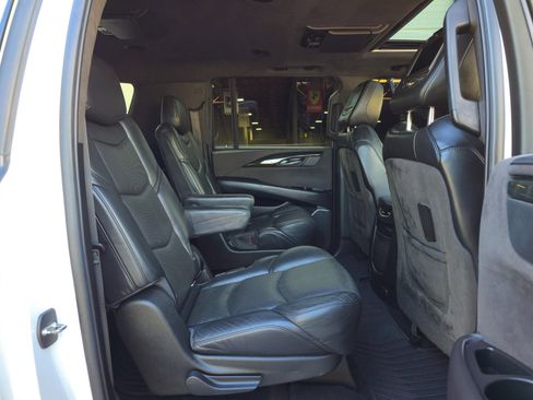 Used 2018 Cadillac Escalade ESV Platinum image 39