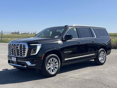 New 2026 GMC Yukon XL Denali w/ Sun & Power Step Package AWD/4WD image 8