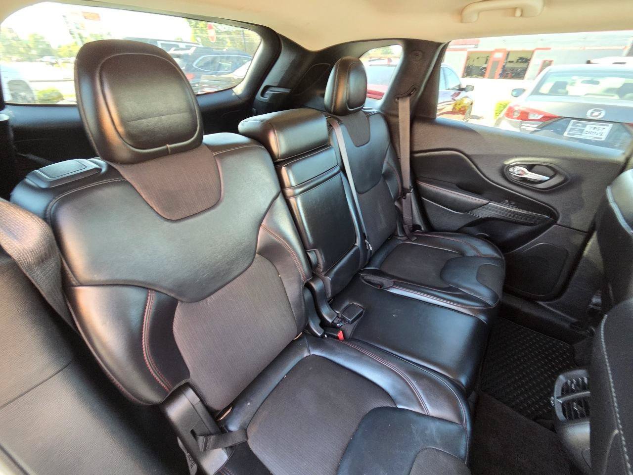 Used 2016 Jeep Cherokee Trailhawk w/ Comfort/Convenience Group AWD/4WD image 17