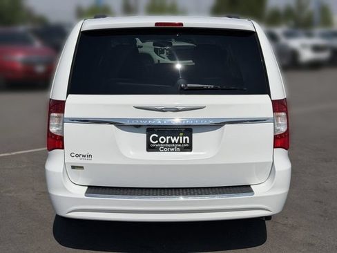 Used 2014 Chrysler Town & Country Touring FWD image 16