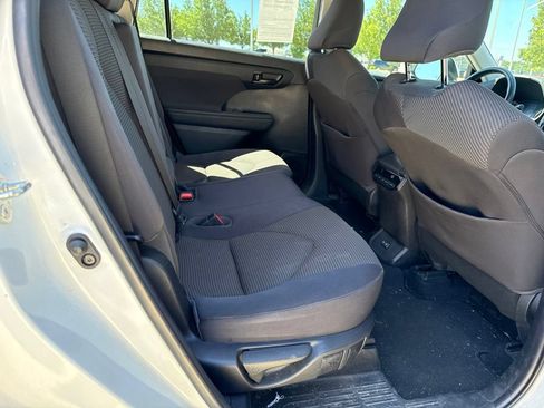Used 2022 Toyota Highlander LE AWD/4WD image 16