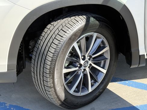Used 2019 Toyota Highlander XLE w/ Carpet Mat Package (TMS) FWD image 16