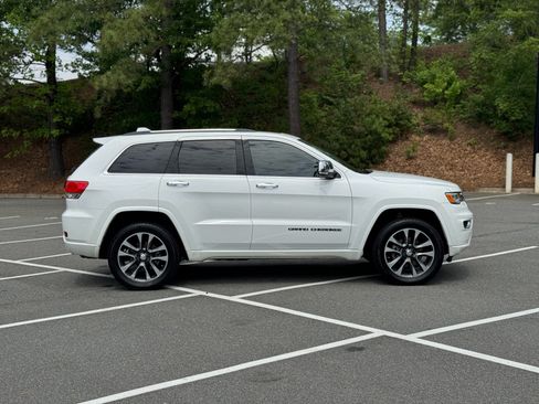Used 2017 Jeep Grand Cherokee Overland AWD/4WD image 14