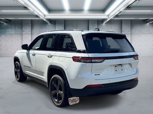 Used 2023 Jeep Grand Cherokee Altitude AWD/4WD image 4