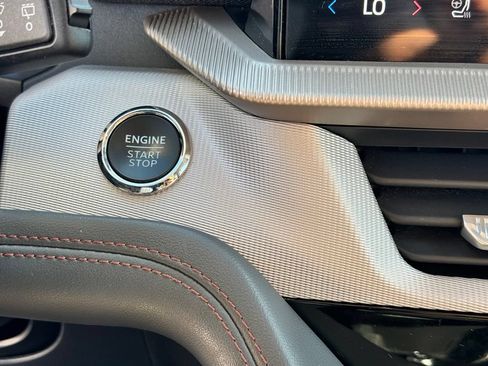 Used 2025 Ford Explorer Active w/ Active Comfort Package RWD image 17