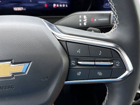 Used 2025 Chevrolet Traverse LT FWD image 17