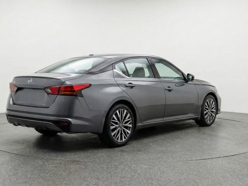 Used 2025 Nissan Altima 2.5 SV image 9