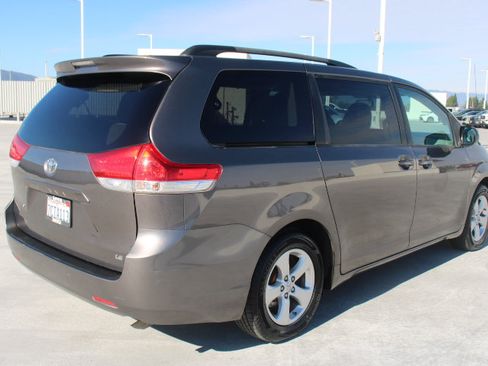 Used 2013 Toyota Sienna LE FWD image 3